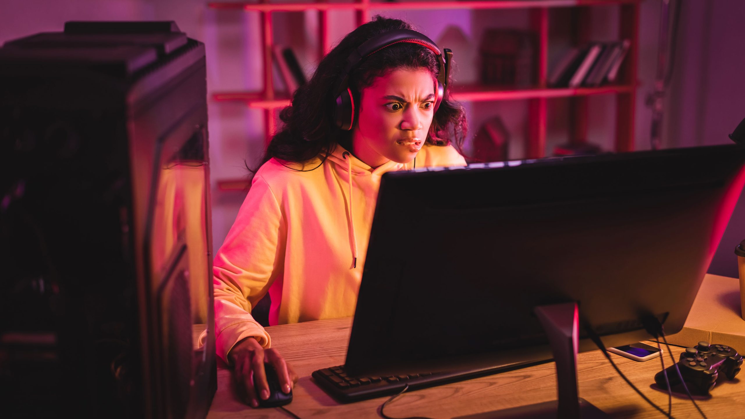 La crisis de precios de la RAM empeora (de nuevo) cuando el DDR5 alcanza un nuevo y doloroso máximo, y se está acercando una tendencia preocupante 2 Jugador de PC confundido con el monitor